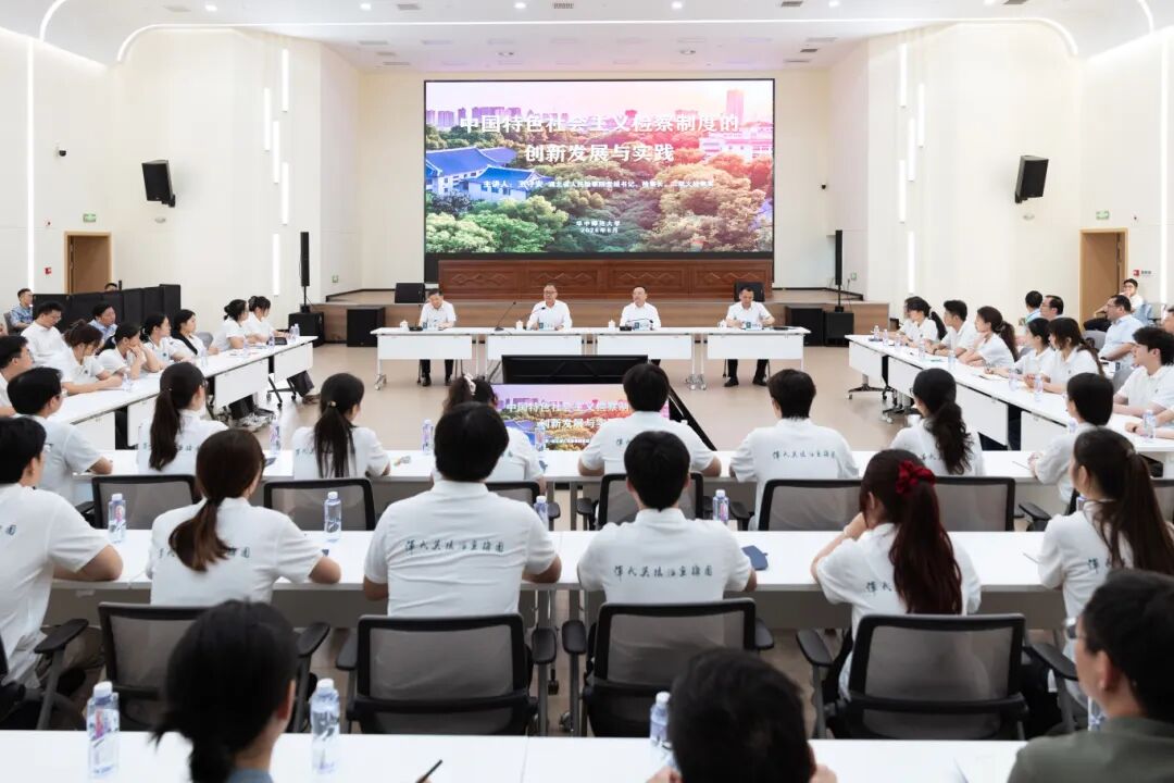 王守安与恽代英法治宣讲团成员座谈